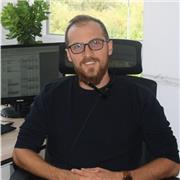 Me llamo Jonathan y soy de Alemania, viviendo en Santiago de Compostela. Doy clases en línea y presencial.